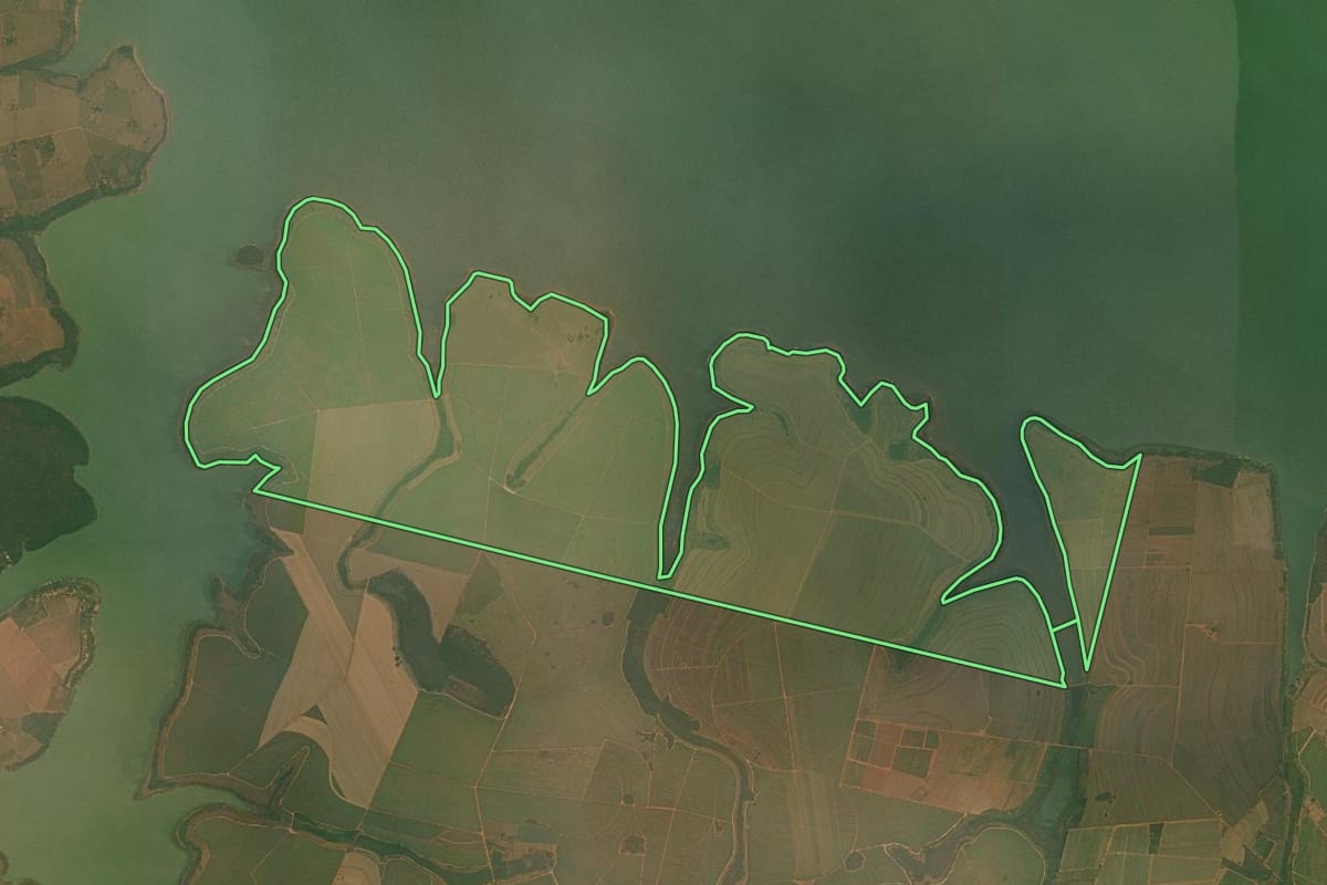 Imagem de satélite do imóvel rural em Sabino (SP), com o contorno declarado no CAR desenhado por cima.