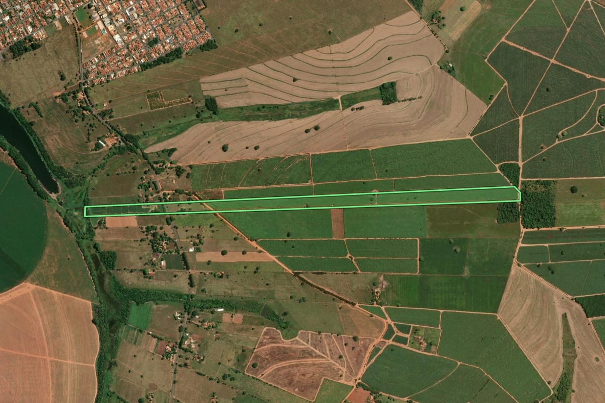 Imagem de satélite do imóvel rural em Sabino (SP), com o contorno declarado no CAR desenhado por cima.