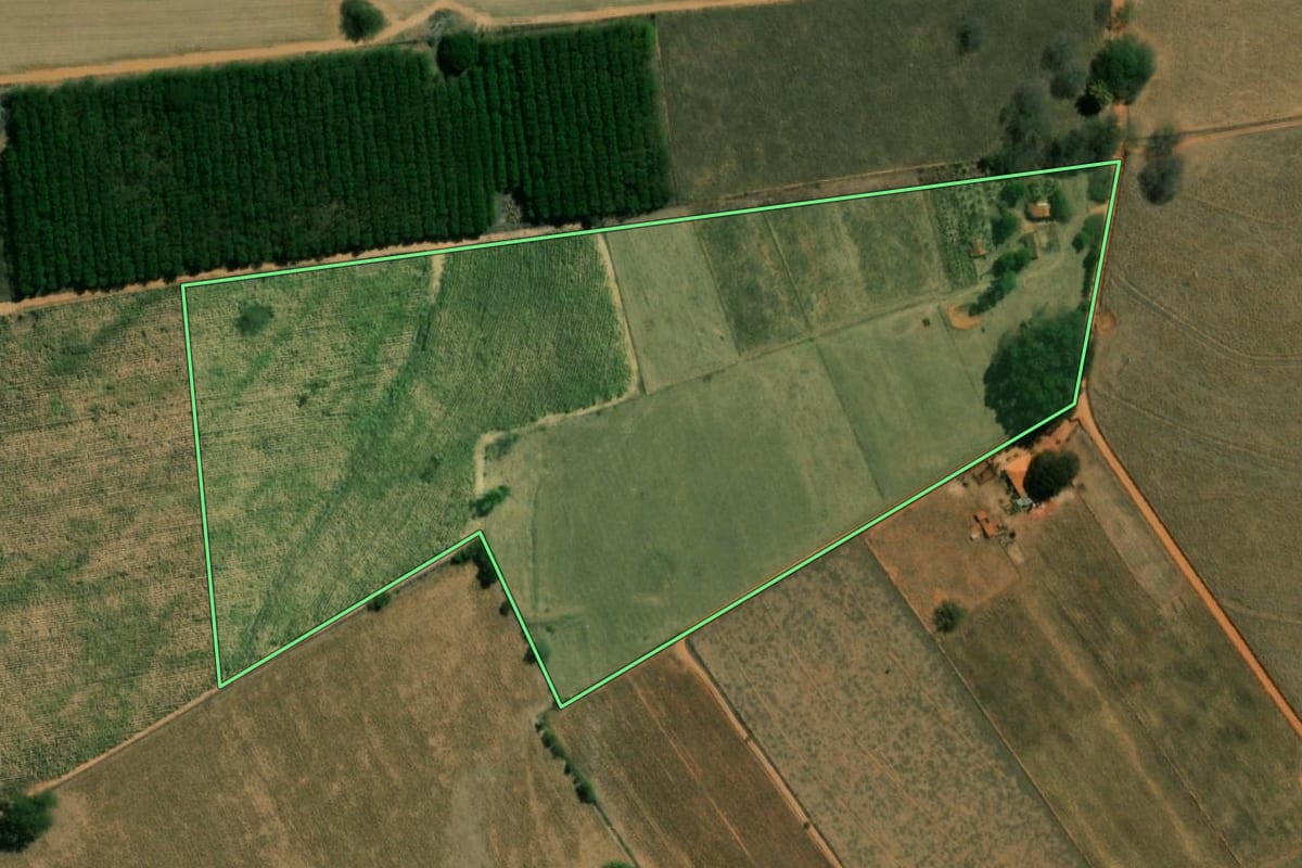 Imagem de satélite do imóvel rural em Sabino (SP), com o contorno declarado no CAR desenhado por cima.