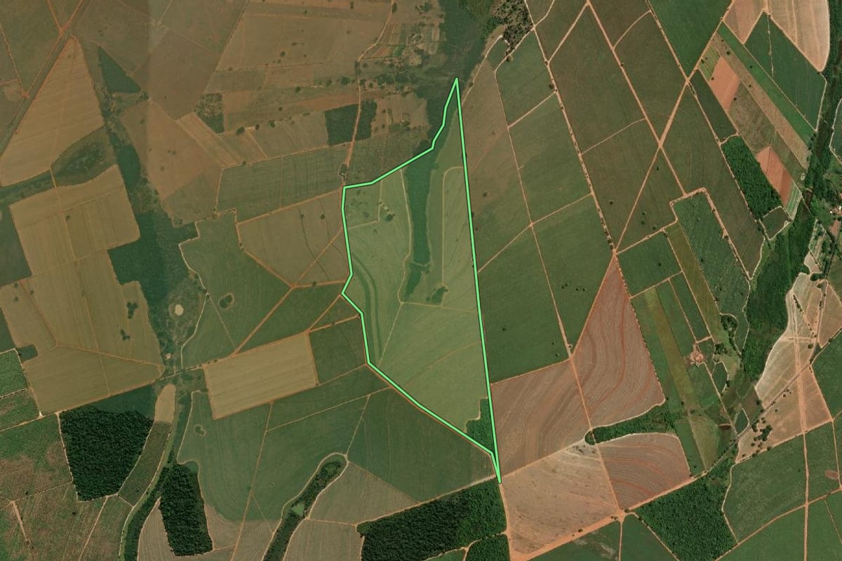 Imagem de satélite do imóvel rural em Sabino (SP), com o contorno declarado no CAR desenhado por cima.