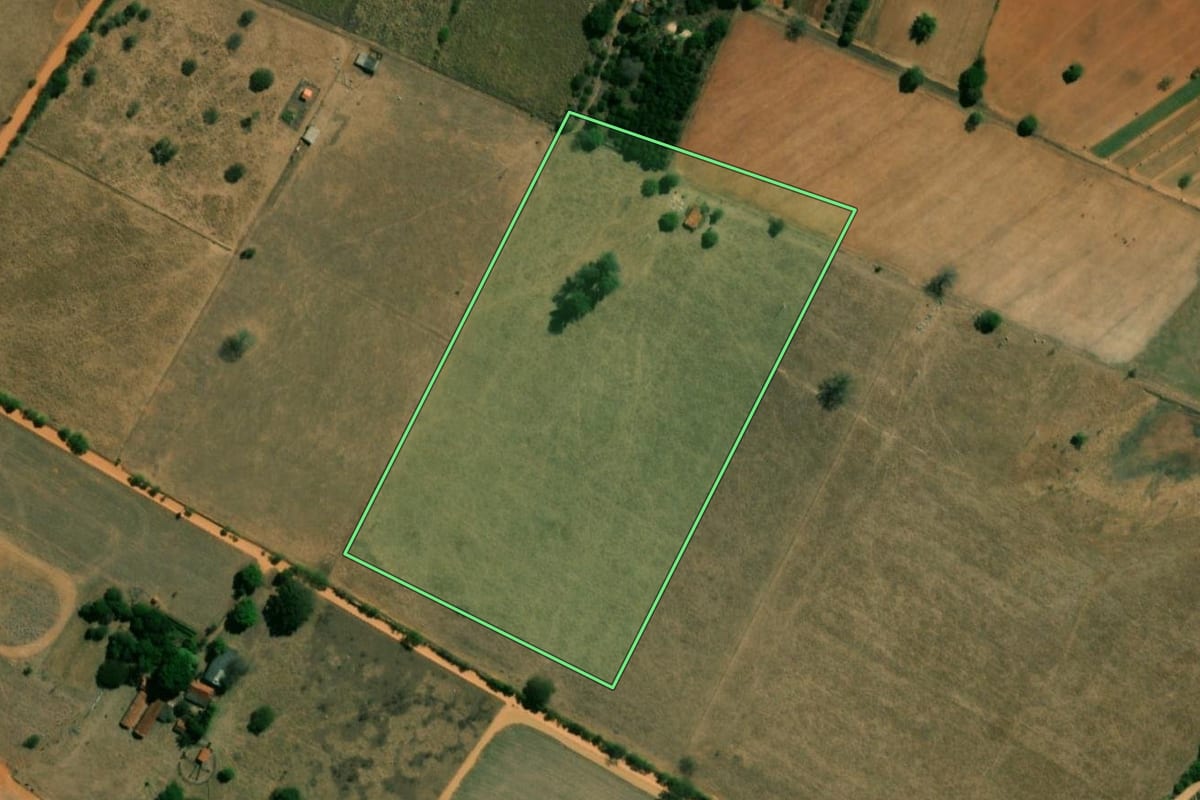 Imagem de satélite do imóvel rural em Sabino (SP), com o contorno declarado no CAR desenhado por cima.