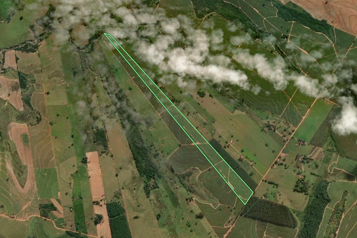 Imagem de satélite do imóvel rural em Sagres (SP), com o contorno declarado no CAR desenhado por cima.