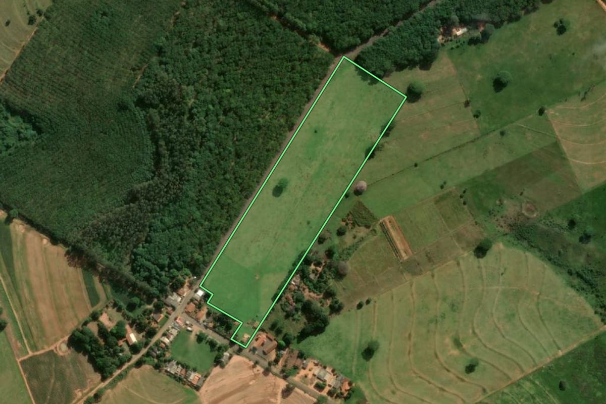 Imagem de satélite do imóvel rural em Sagres (SP), com o contorno declarado no CAR desenhado por cima.
