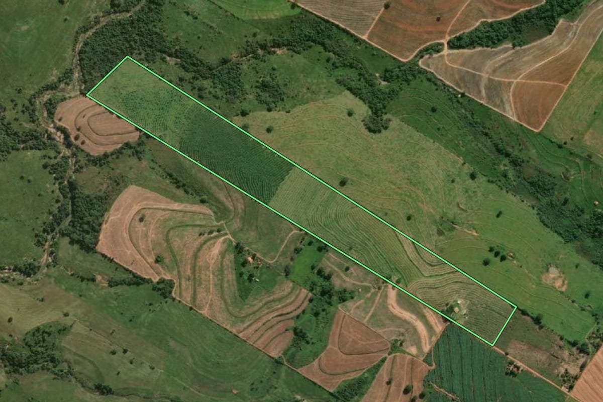 Imagem de satélite do imóvel rural em Sagres (SP), com o contorno declarado no CAR desenhado por cima.