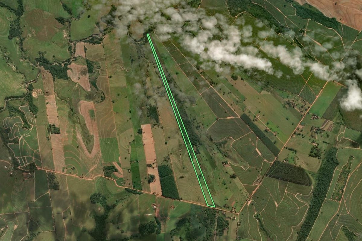 Imagem de satélite do imóvel rural em Sagres (SP), com o contorno declarado no CAR desenhado por cima.