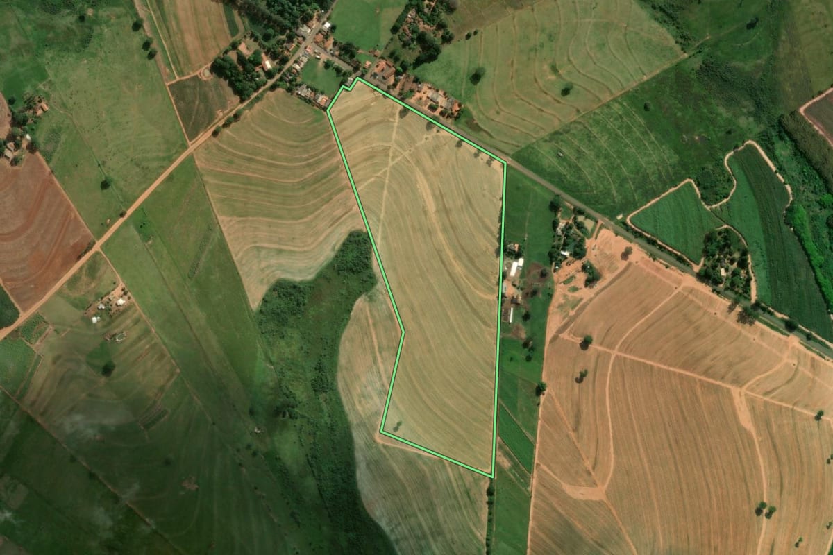 Imagem de satélite do imóvel rural em Sagres (SP), com o contorno declarado no CAR desenhado por cima.