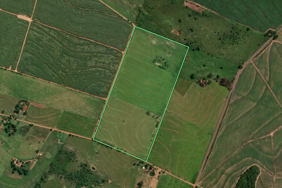 Imagem de satélite do imóvel rural em Sagres (SP), com o contorno declarado no CAR desenhado por cima.