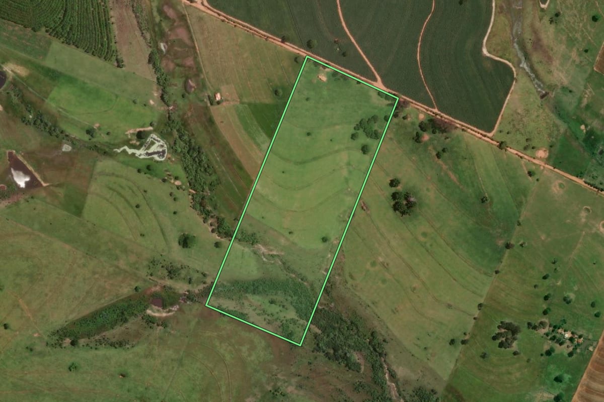 Imagem de satélite do imóvel rural em Sagres (SP), com o contorno declarado no CAR desenhado por cima.