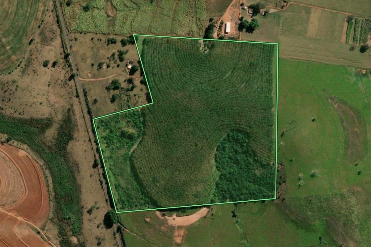 Imagem de satélite do imóvel rural em Sagres (SP), com o contorno declarado no CAR desenhado por cima.