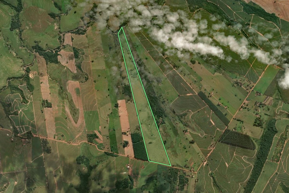 Imagem de satélite do imóvel rural em Sagres (SP), com o contorno declarado no CAR desenhado por cima.