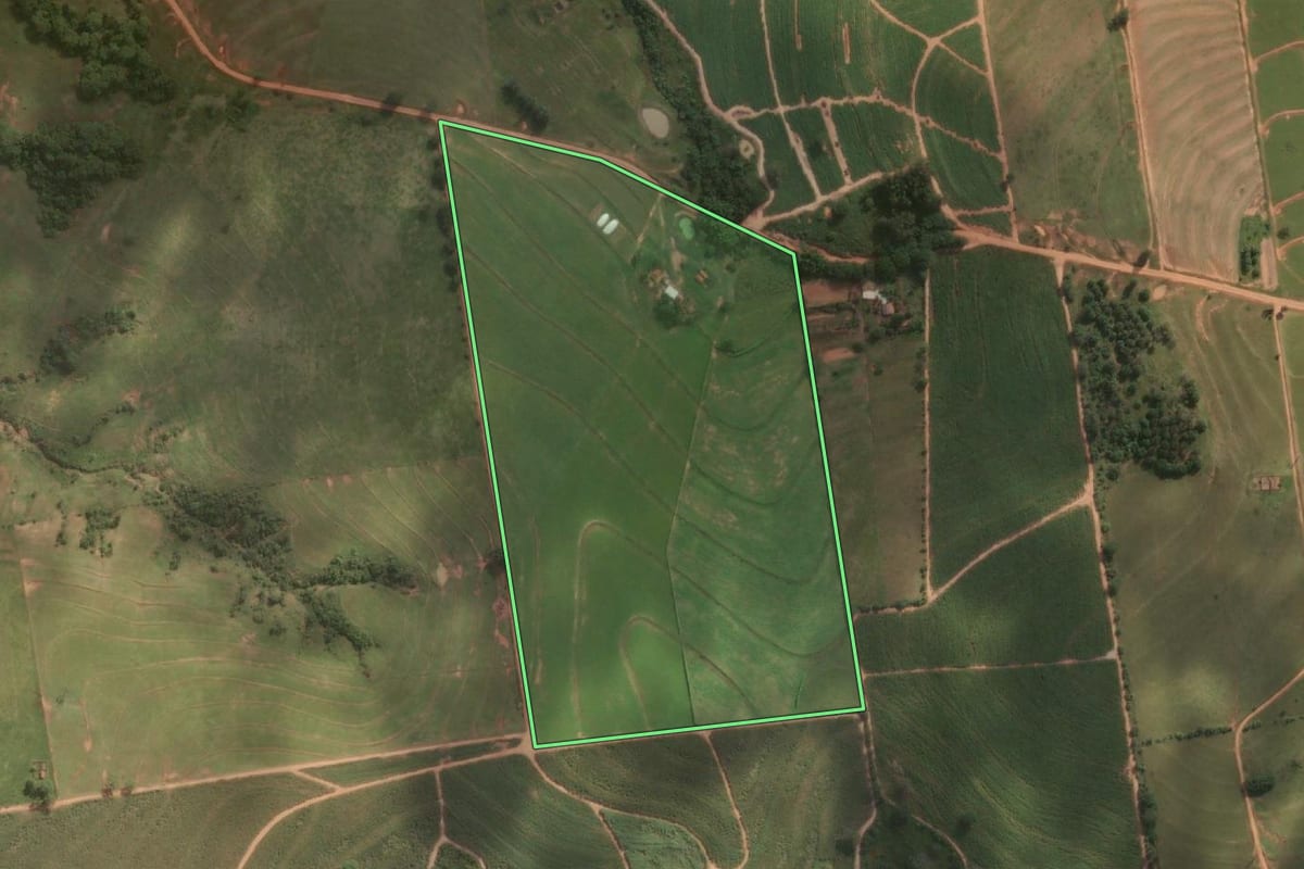 Imagem de satélite do imóvel rural em Sagres (SP), com o contorno declarado no CAR desenhado por cima.