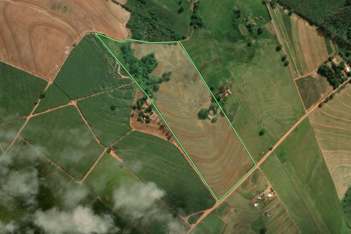 Imagem de satélite do imóvel rural em Sagres (SP), com o contorno declarado no CAR desenhado por cima.