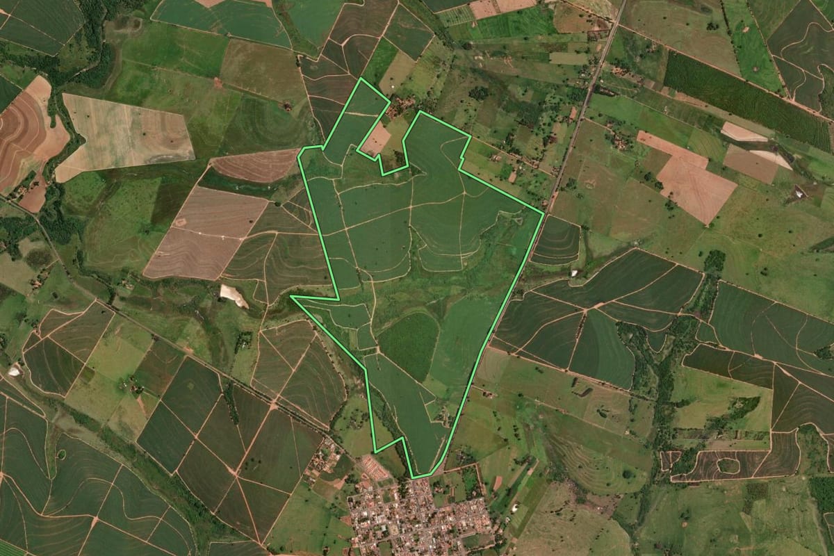 Imagem de satélite do imóvel rural em Sagres (SP), com o contorno declarado no CAR desenhado por cima.
