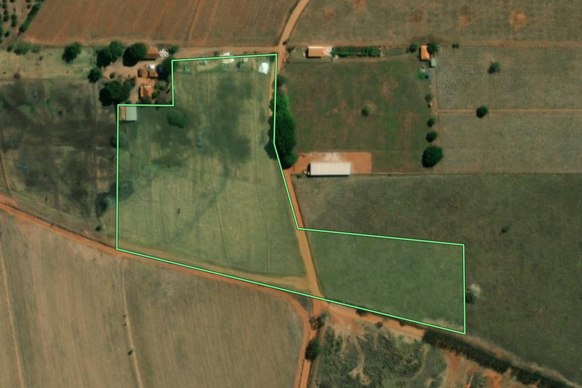 Imagem de satélite do imóvel rural em Sales (SP), com o contorno declarado no CAR desenhado por cima.