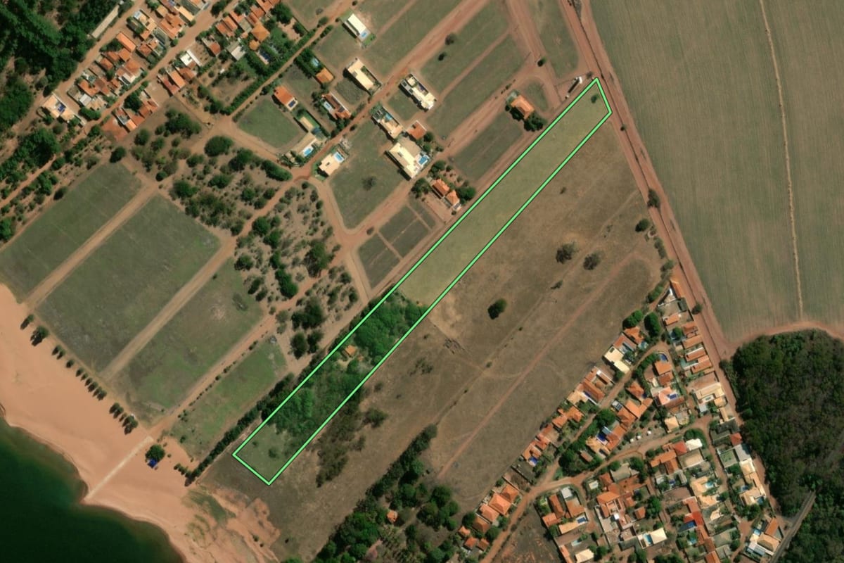 Imagem de satélite do imóvel rural em Sales (SP), com o contorno declarado no CAR desenhado por cima.