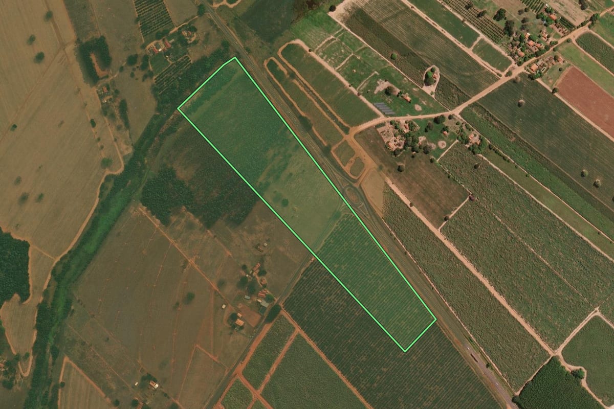 Imagem de satélite do imóvel rural em Sales (SP), com o contorno declarado no CAR desenhado por cima.