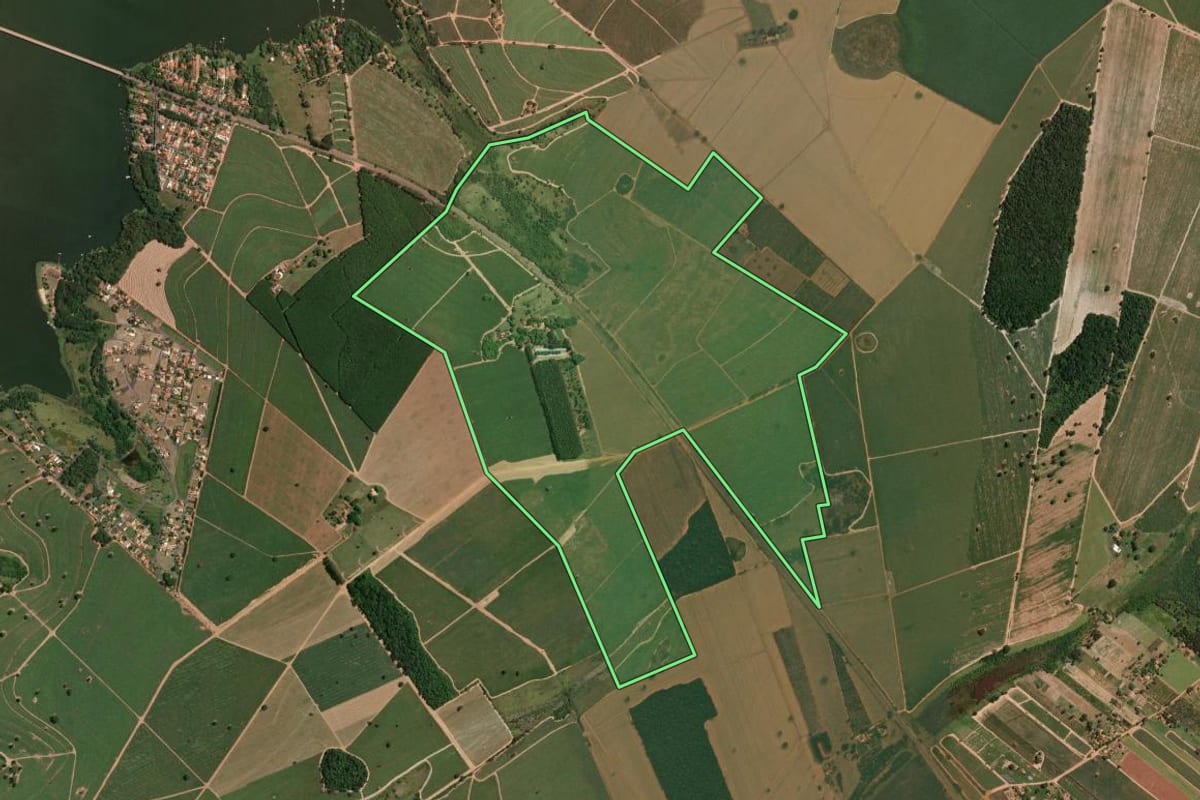 Imagem de satélite do imóvel rural em Sales (SP), com o contorno declarado no CAR desenhado por cima.