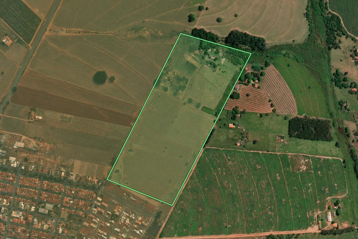 Imagem de satélite do imóvel rural em Sales (SP), com o contorno declarado no CAR desenhado por cima.