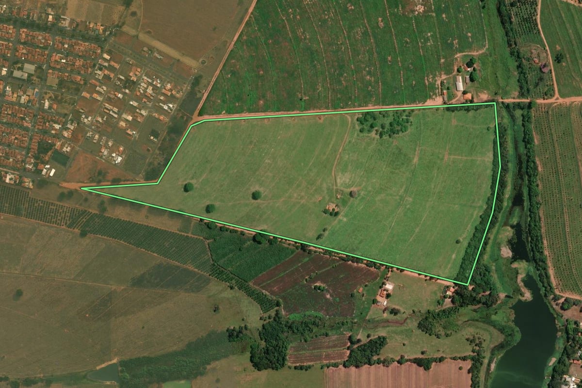 Imagem de satélite do imóvel rural em Sales (SP), com o contorno declarado no CAR desenhado por cima.