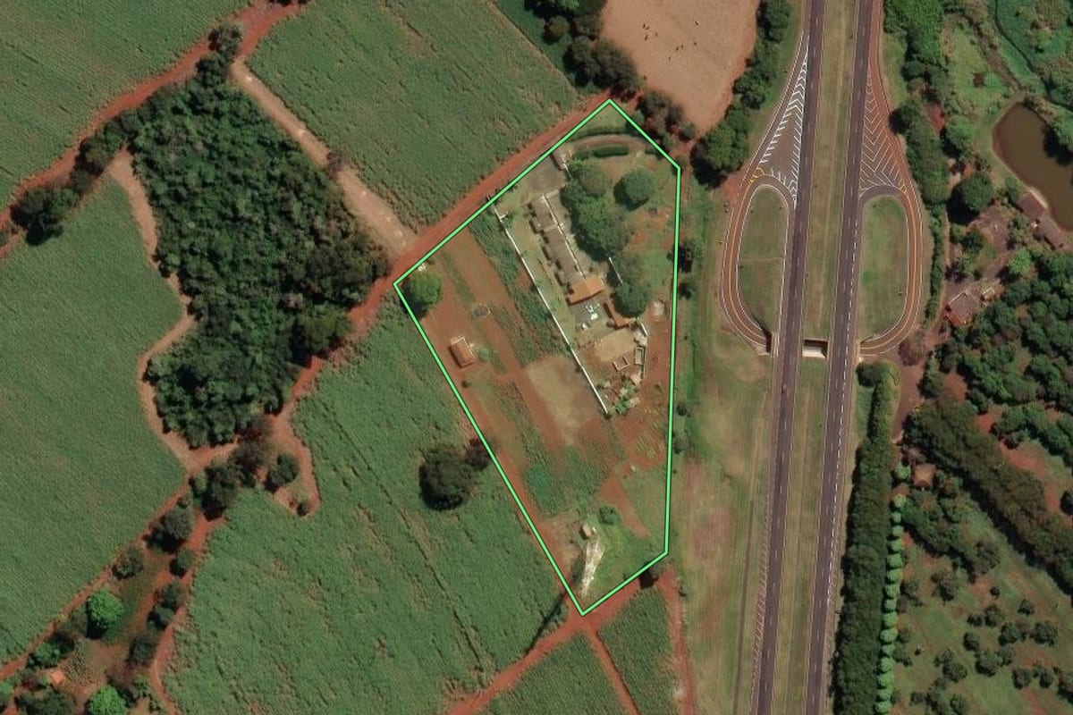 Imagem de satélite do imóvel rural em Sales Oliveira (SP), com o contorno declarado no CAR desenhado por cima.