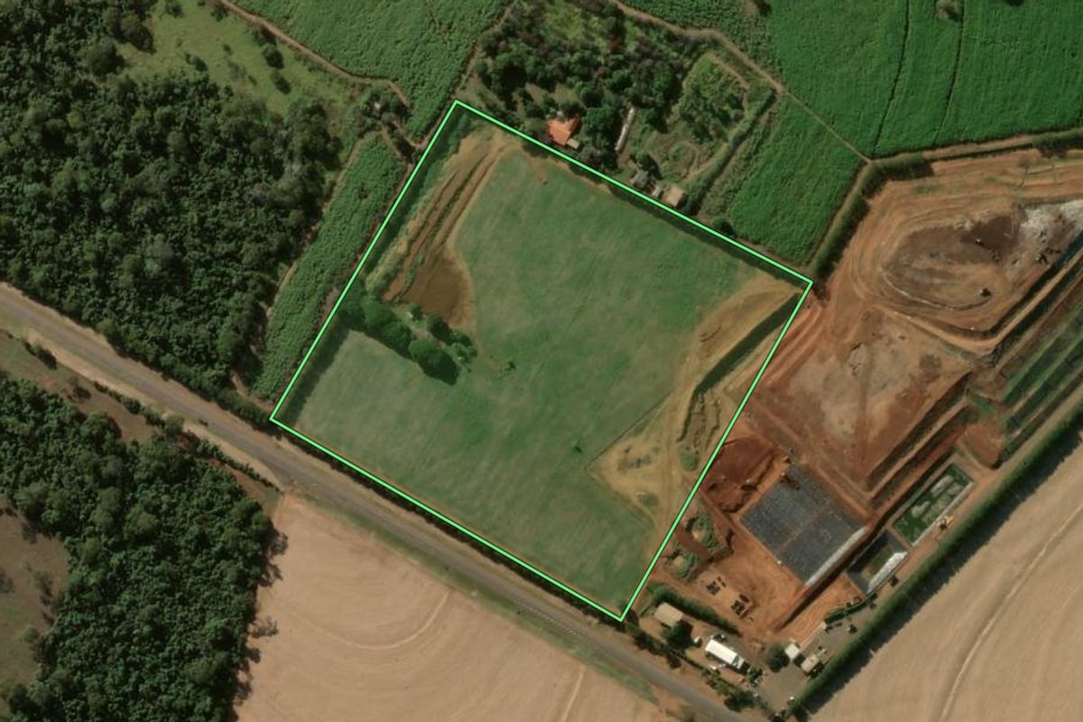 Imagem de satélite do imóvel rural em Sales Oliveira (SP), com o contorno declarado no CAR desenhado por cima.
