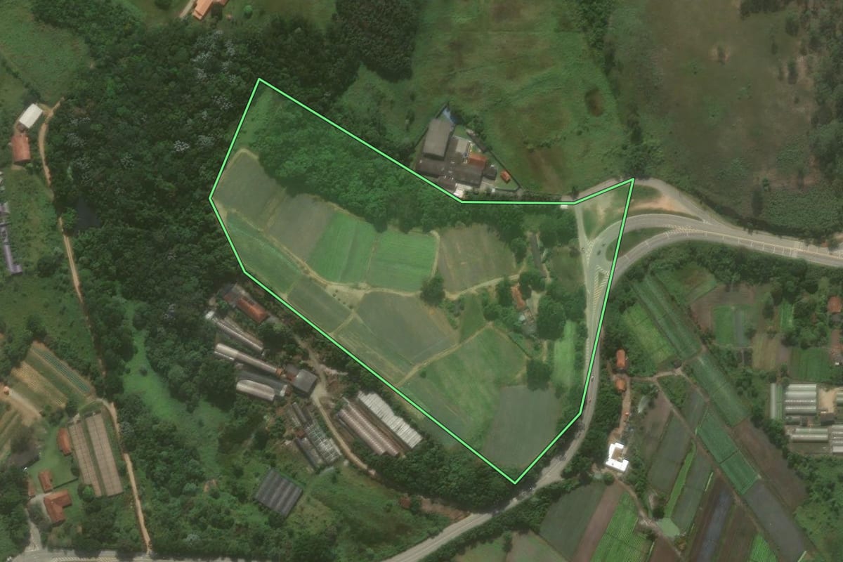 Imagem de satélite do imóvel rural em Salesópolis (SP), com o contorno declarado no CAR desenhado por cima.