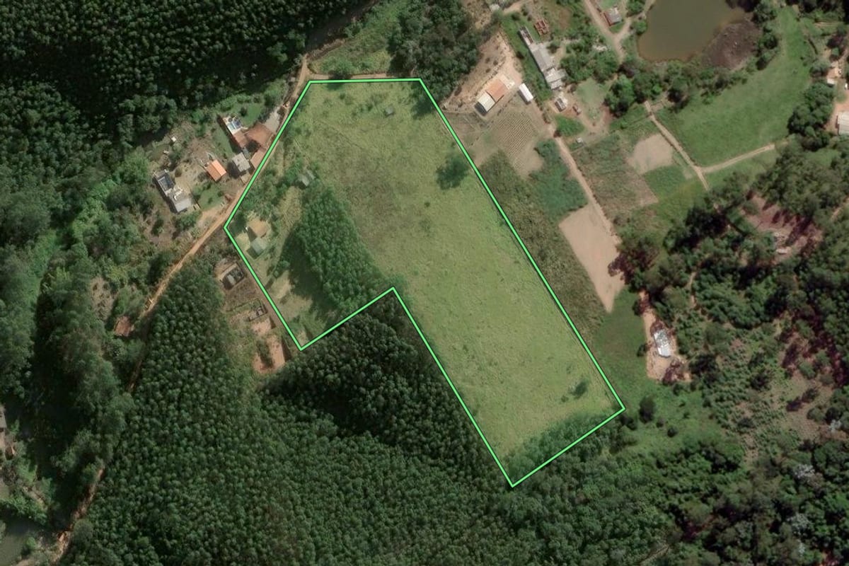 Imagem de satélite do imóvel rural em Salesópolis (SP), com o contorno declarado no CAR desenhado por cima.