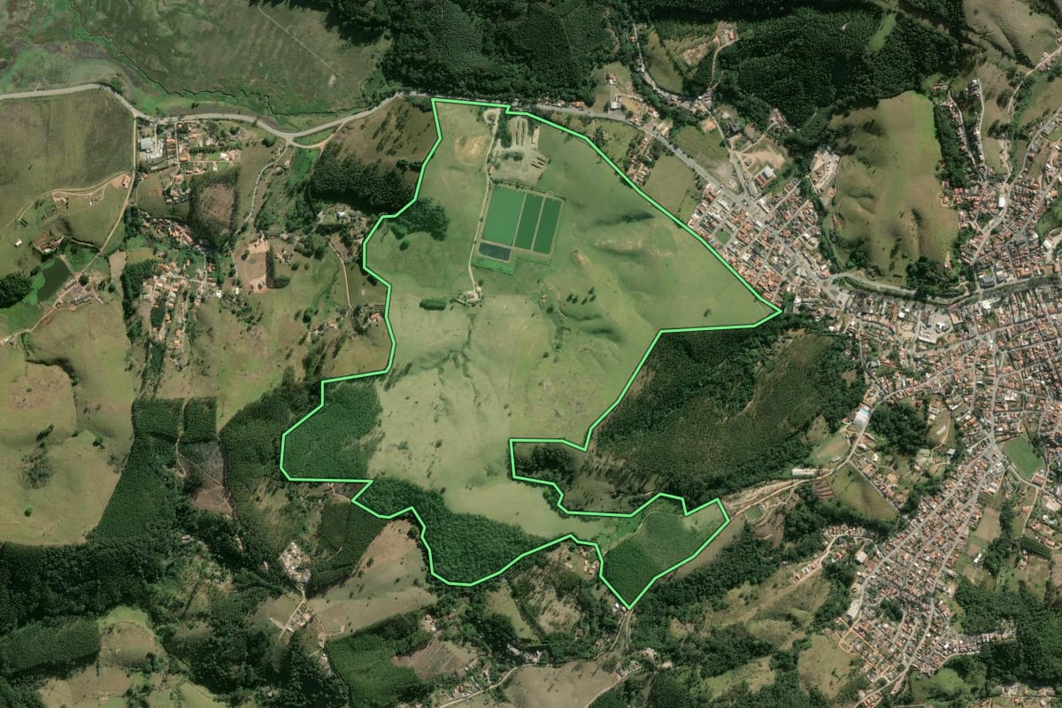 Imagem de satélite do imóvel rural em Salesópolis (SP), com o contorno declarado no CAR desenhado por cima.