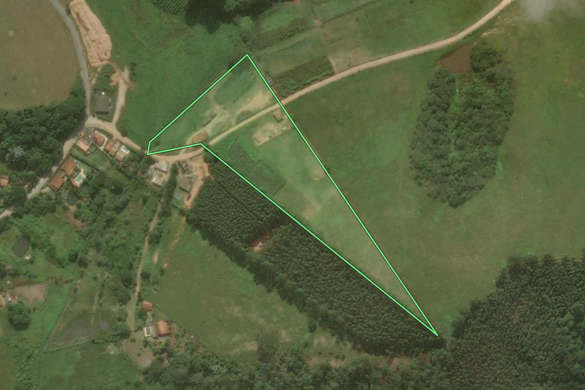 Imagem de satélite do imóvel rural em Salesópolis (SP), com o contorno declarado no CAR desenhado por cima.