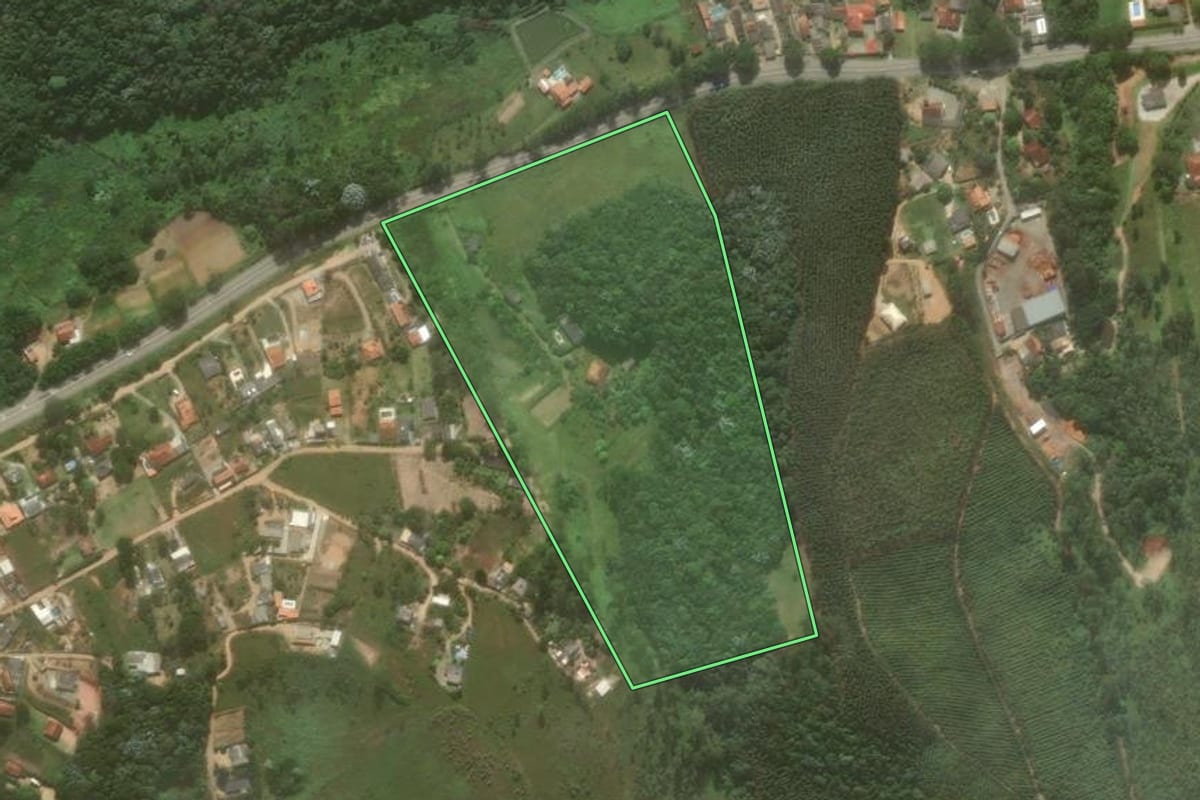 Imagem de satélite do imóvel rural em Salesópolis (SP), com o contorno declarado no CAR desenhado por cima.