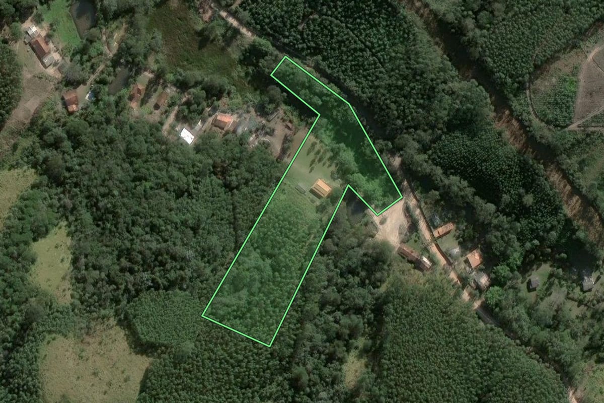 Imagem de satélite do imóvel rural em Salesópolis (SP), com o contorno declarado no CAR desenhado por cima.