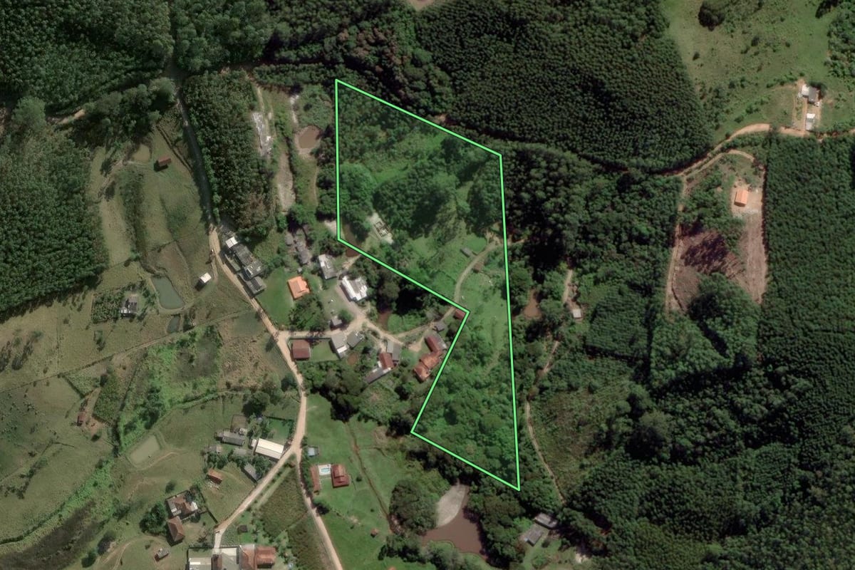Imagem de satélite do imóvel rural em Salesópolis (SP), com o contorno declarado no CAR desenhado por cima.