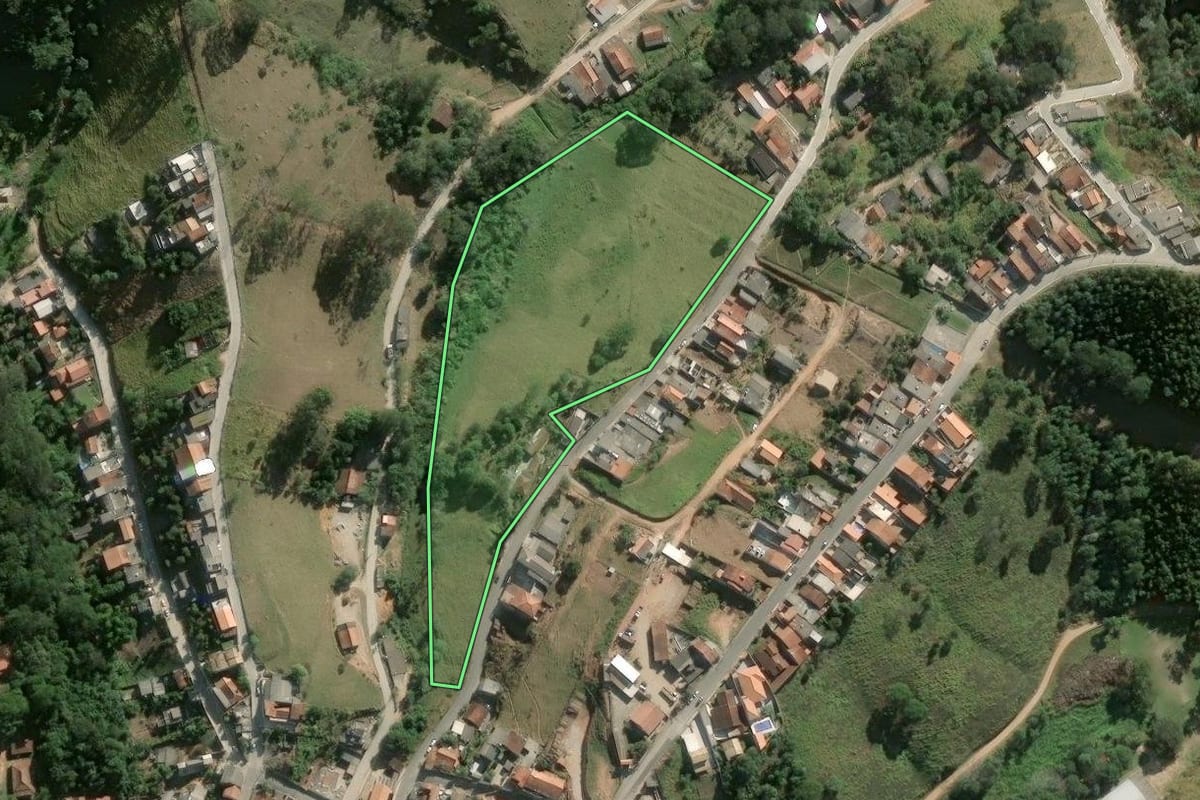 Imagem de satélite do imóvel rural em Salesópolis (SP), com o contorno declarado no CAR desenhado por cima.