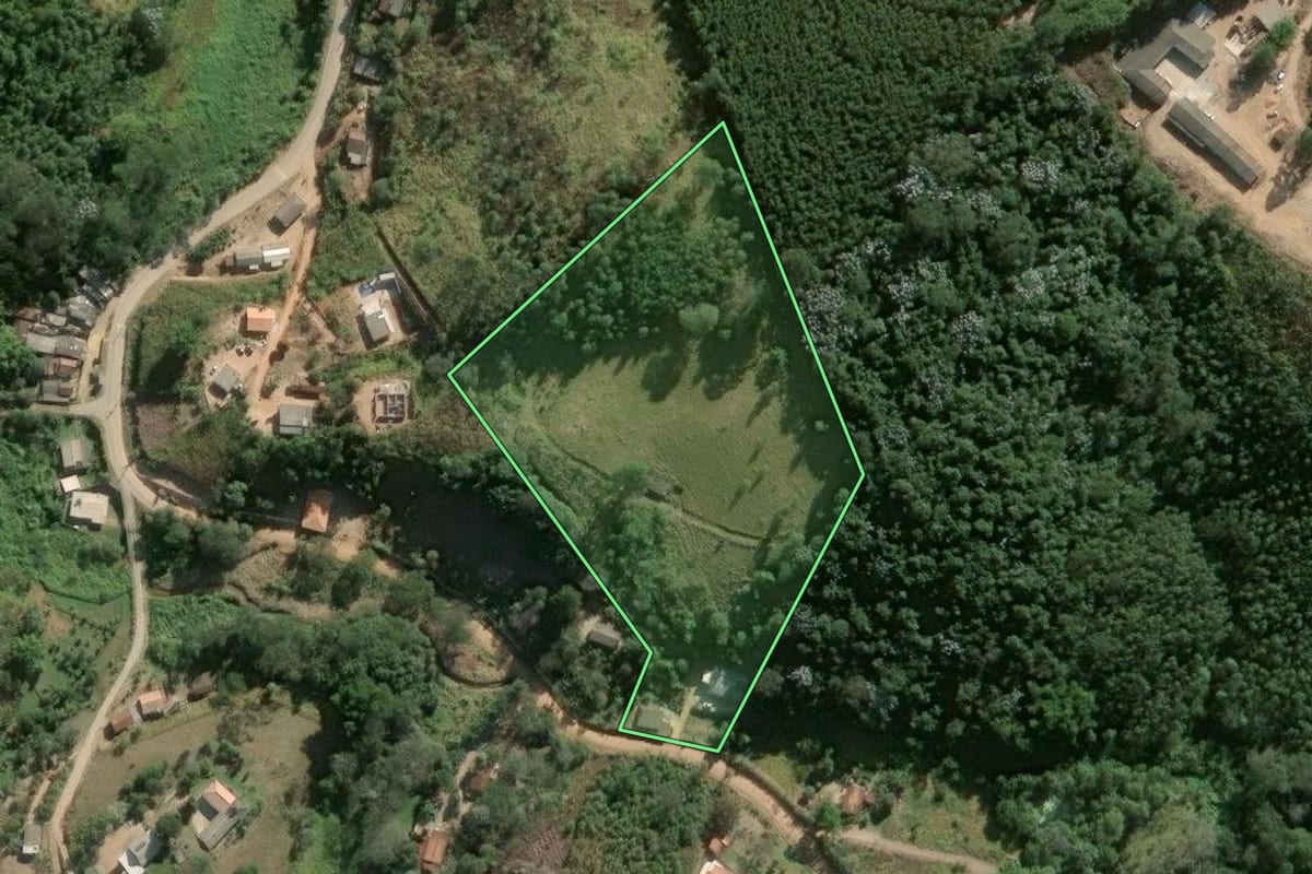 Imagem de satélite do imóvel rural em Salesópolis (SP), com o contorno declarado no CAR desenhado por cima.