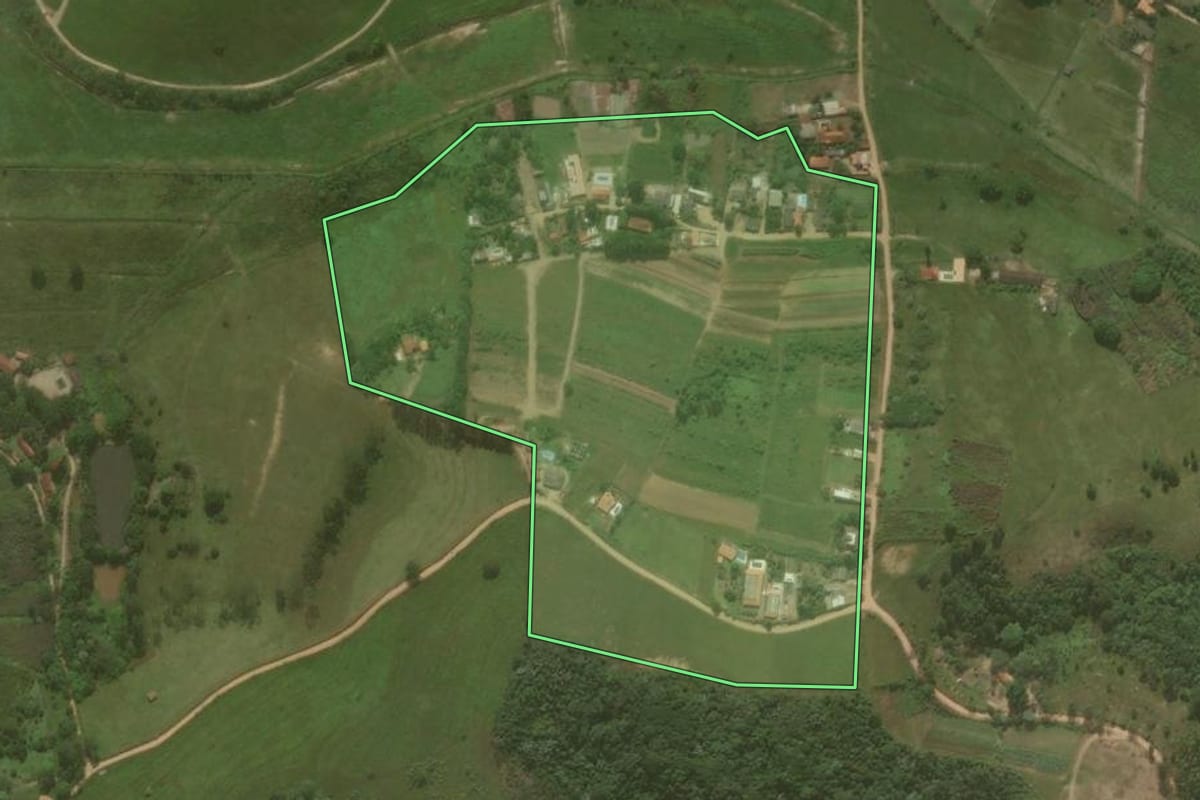 Imagem de satélite do imóvel rural em Salesópolis (SP), com o contorno declarado no CAR desenhado por cima.