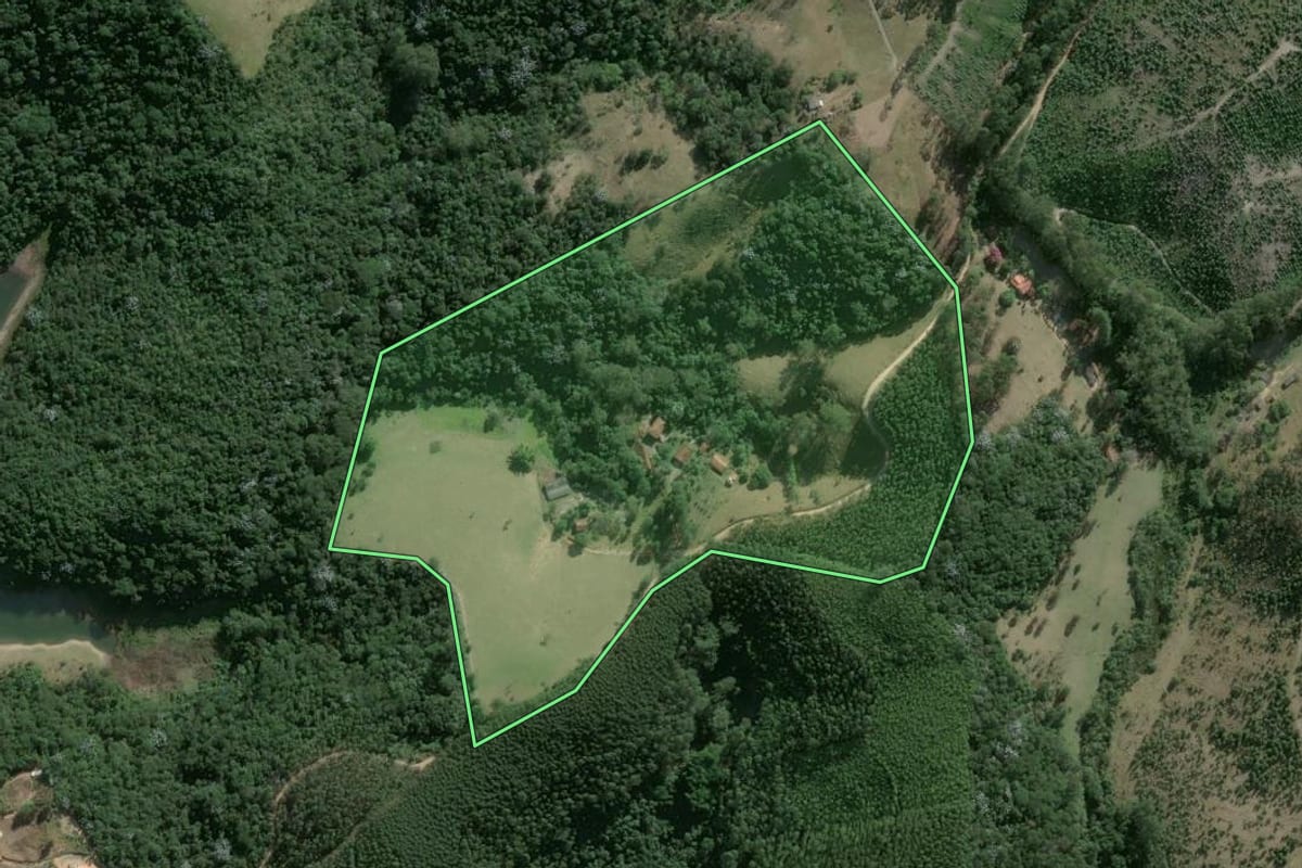 Imagem de satélite do imóvel rural em Salesópolis (SP), com o contorno declarado no CAR desenhado por cima.