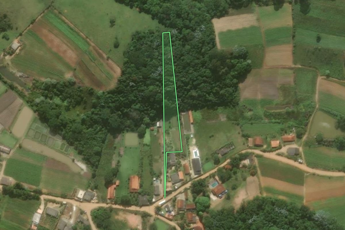 Imagem de satélite do imóvel rural em Salesópolis (SP), com o contorno declarado no CAR desenhado por cima.