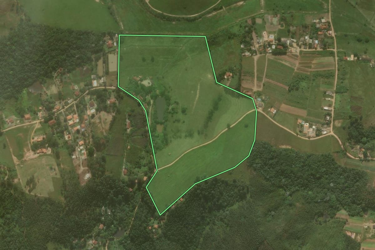 Imagem de satélite do imóvel rural em Salesópolis (SP), com o contorno declarado no CAR desenhado por cima.
