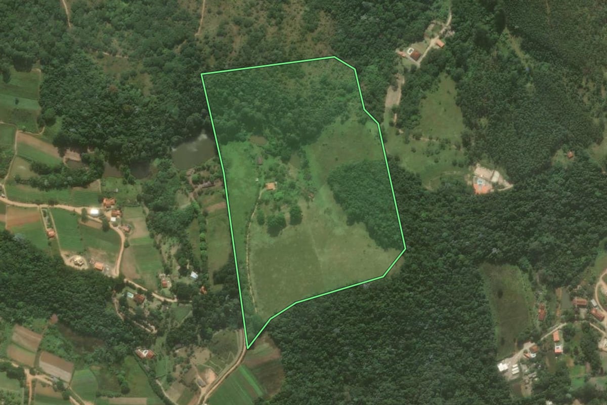 Imagem de satélite do imóvel rural em Salesópolis (SP), com o contorno declarado no CAR desenhado por cima.