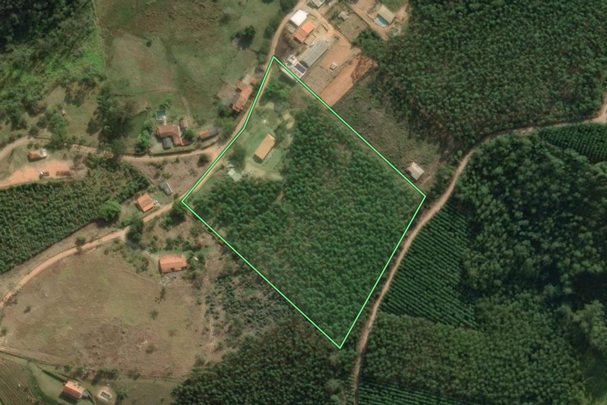 Imagem de satélite do imóvel rural em Salesópolis (SP), com o contorno declarado no CAR desenhado por cima.