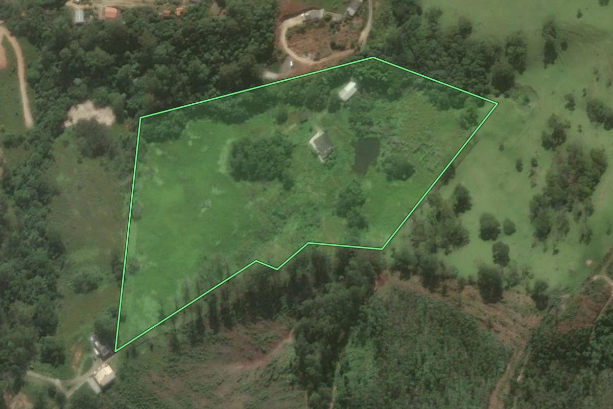 Imagem de satélite do imóvel rural em Salesópolis (SP), com o contorno declarado no CAR desenhado por cima.
