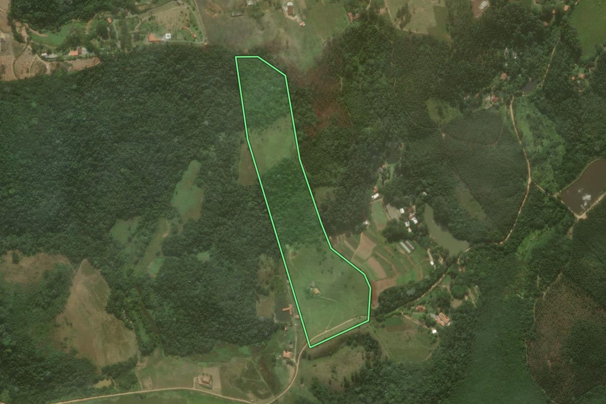 Imagem de satélite do imóvel rural em Salesópolis (SP), com o contorno declarado no CAR desenhado por cima.