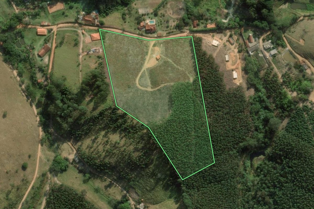 Imagem de satélite do imóvel rural em Salesópolis (SP), com o contorno declarado no CAR desenhado por cima.