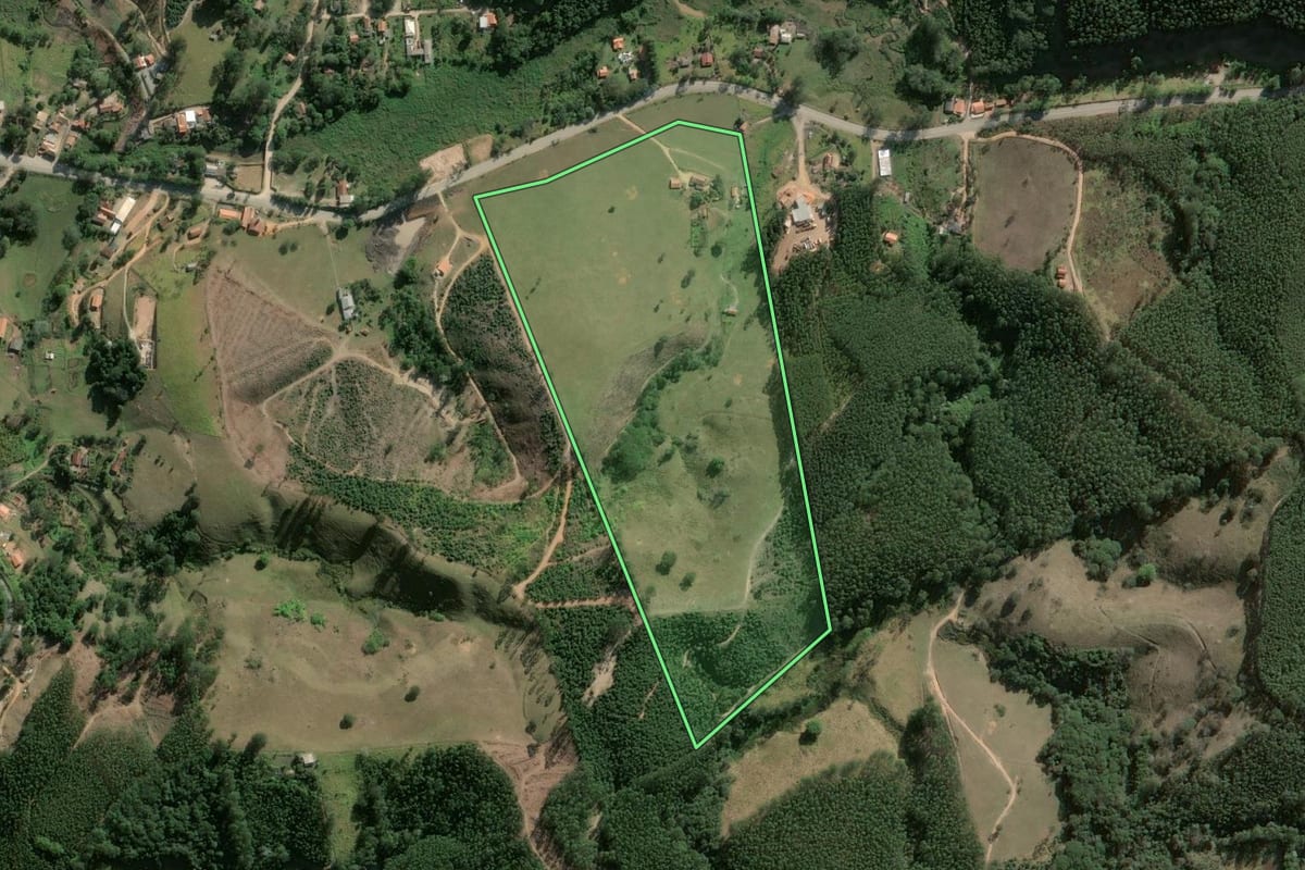 Imagem de satélite do imóvel rural em Salesópolis (SP), com o contorno declarado no CAR desenhado por cima.
