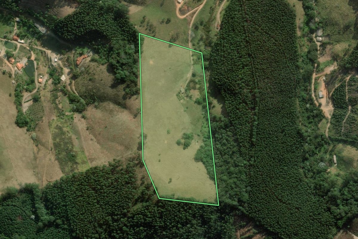 Imagem de satélite do imóvel rural em Salesópolis (SP), com o contorno declarado no CAR desenhado por cima.