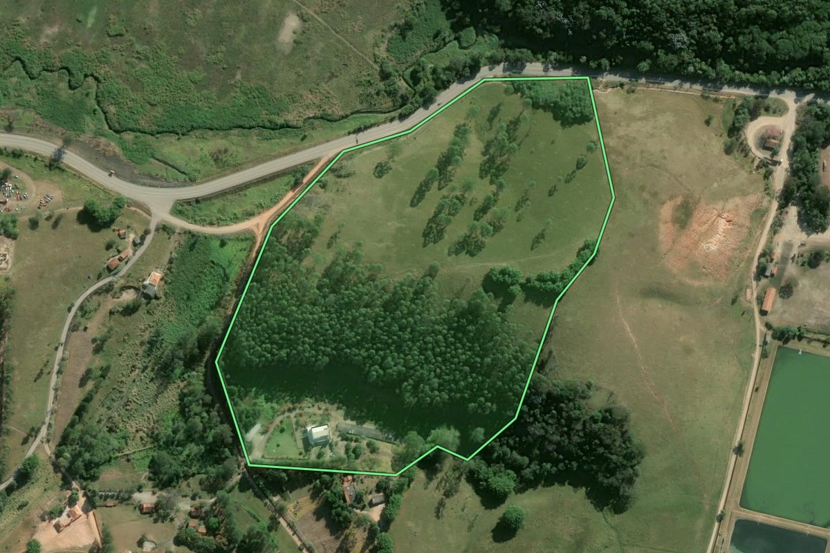 Imagem de satélite do imóvel rural em Salesópolis (SP), com o contorno declarado no CAR desenhado por cima.