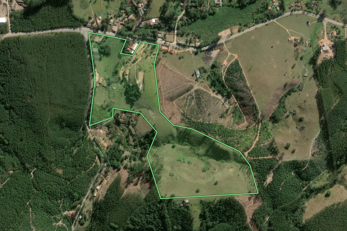 Imagem de satélite do imóvel rural em Salesópolis (SP), com o contorno declarado no CAR desenhado por cima.
