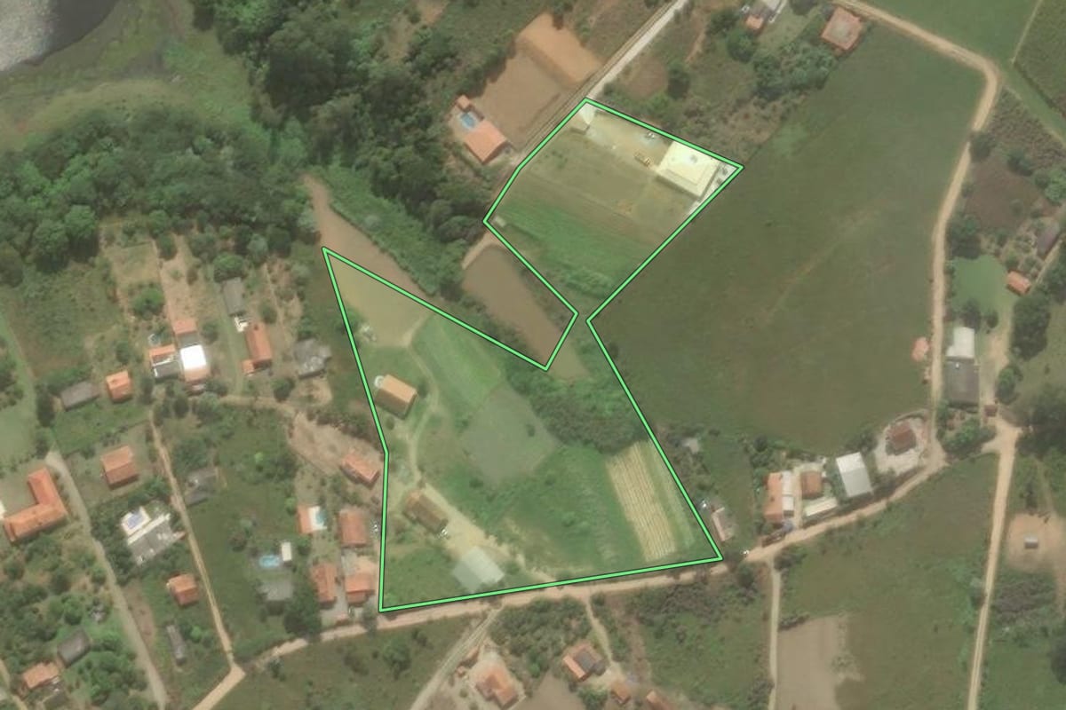 Imagem de satélite do imóvel rural em Salesópolis (SP), com o contorno declarado no CAR desenhado por cima.