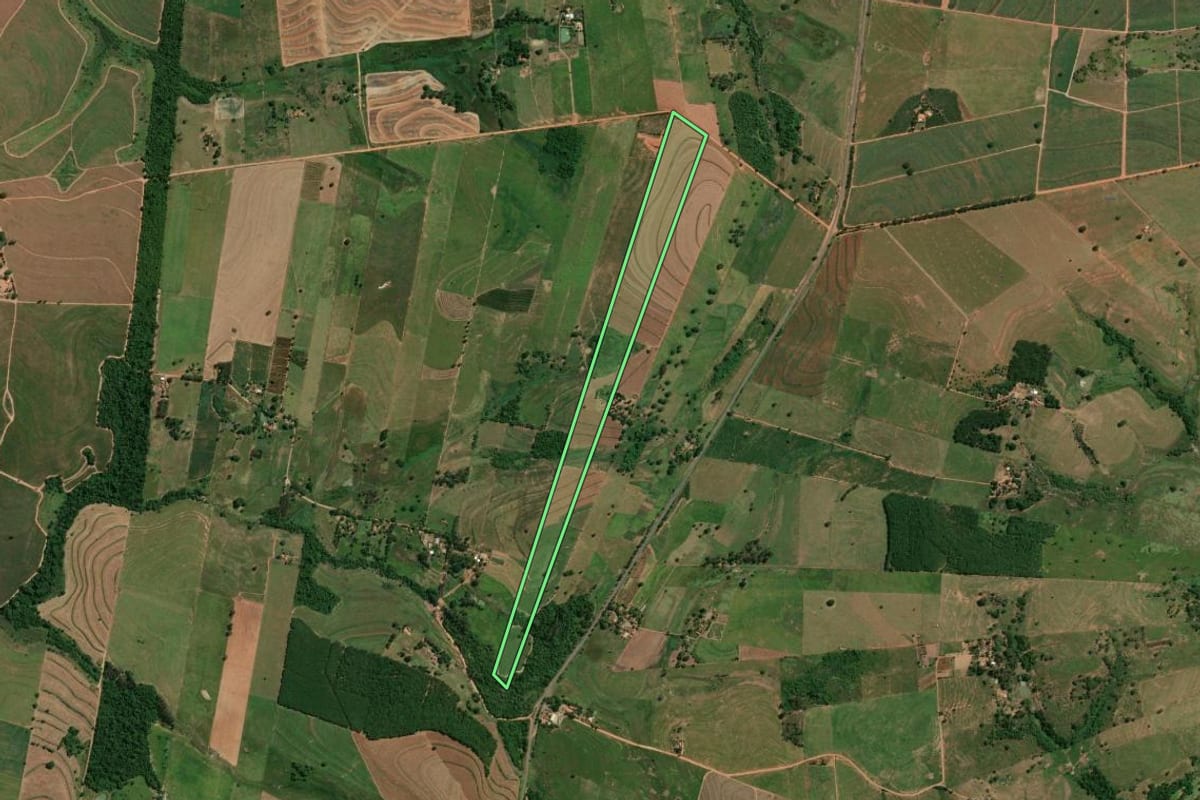 Imagem de satélite do imóvel rural em Salmourão (SP), com o contorno declarado no CAR desenhado por cima.