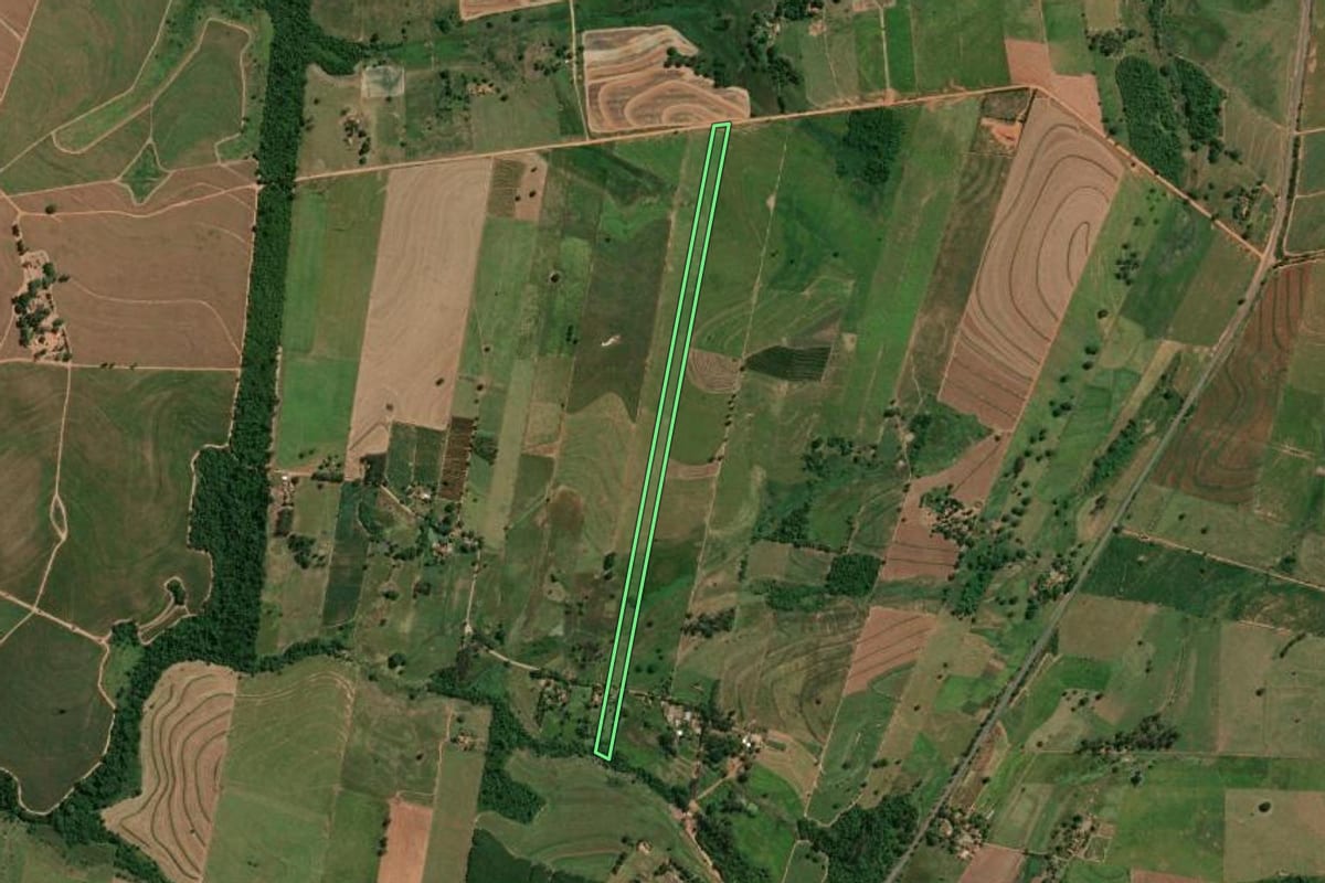 Imagem de satélite do imóvel rural em Salmourão (SP), com o contorno declarado no CAR desenhado por cima.